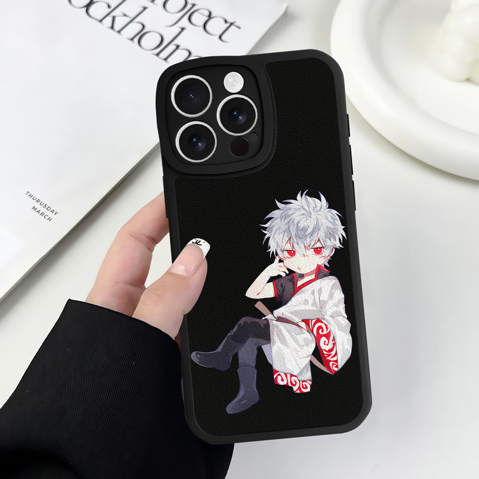 （画像用） ぎんたま 坂田銀時（さかたぎんとき） 神楽 志村新八（しむら しんぱち） GINTAMA Sakata Gintoki Kagura Shimura Shinpachi 【iPhone 16シリーズ対応】シリコンスマホケース（レザー調） 材質：シリコン